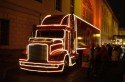 weihnachtlicher Coca-Cola-Truck auf einem Weihnachtsmarkt weihnachtlicher Coca-Cola-Truck auf einem Weihnachtsmarkt
