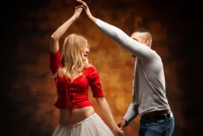 Welche Salsa-Tanz-Stile gibt es? - hier im Bild ein Salsa-Tanzpaar beim Tanzen einer Salsa-Figur