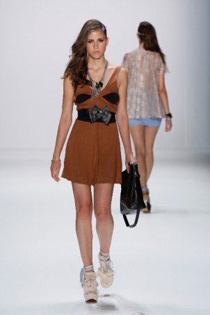 kurze Kleider bei Arrondissement-AQ1 at MBFW_SS2011_147