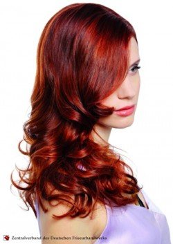 lange Haare im Frühjahr - Sommer 2011 - lockig und gern rot