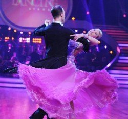 Cathy Zimmermann und Christoph Santner bei Dancing Stars 2011 in perfekter Pose - Foto: ORF/ALI SCHAFLER