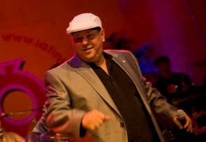 Salsa-Konzerte mit Luis Frank Arias auf Tour mit Soneros de Verdad
