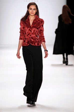 Anja Gockel Hose Schwarz mit rotem Oberteil MB Fashion Week 2012 Berlin