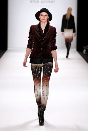 Anja Gockel Hose schmal mit Farbübergängen und braunem Blazer MBFW 2012