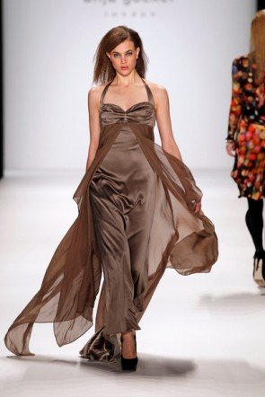 Anja Gockel Kleid Lang braun zur Mercedes Benz Fashion Week 2012 Berlin