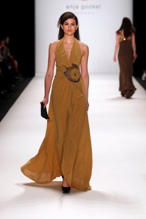 Anja Gockel Kleid lang gelb zur MB Fashion week Berlin 2012