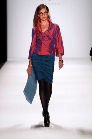 Anja Gockel Rock kurz blau mit roter Bluse MB Fashion Week 2012