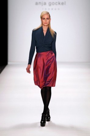 Anja Gockel Rock kurz rot mit blauer Bluse MBFW Berlin 2012