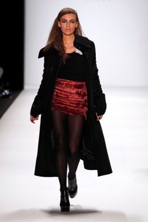 Anja Gockel Rock kurz rot mit langem schwarzen Mantel MBFW 2012