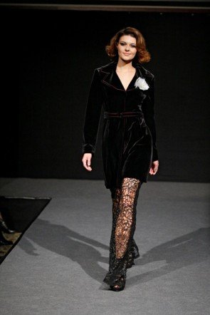 Christina Duxa mit schwarzem Samt zur Mercedes Benz Fashion Week 2012 Berlin