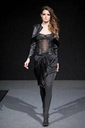 Christina Duxa mit schwarzer Corsage zur Mercedes Benz Fashion Week 2012 Berlin