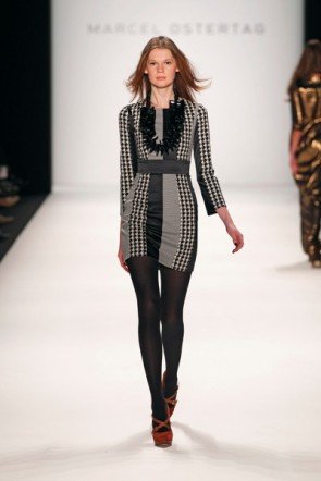 Marcel Ostertag Kleid kurz grau mit klassischen Mustern zur MB Fashion Week 2012