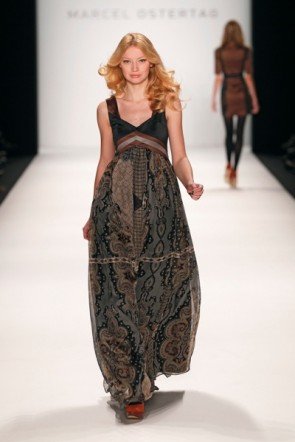 Marcel Ostertag auch mit langen Kleidern zur MB Fashion Week 2012