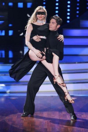 Christian Polanc mit Joana Zimmer bei Lets dance 2012 - Foto: (c) RTL / Stefan Gregorowius