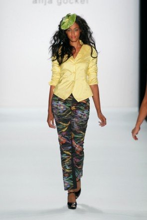 Auch die Hosen können bunt sein bei Anja Gockel zur Fashion Week Berlin 2012 - 5