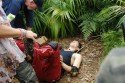 Joey muss von Dr. Bob nach der Dschungel-Prüfung behandelt werden - (c) RTL / Stefan Menne