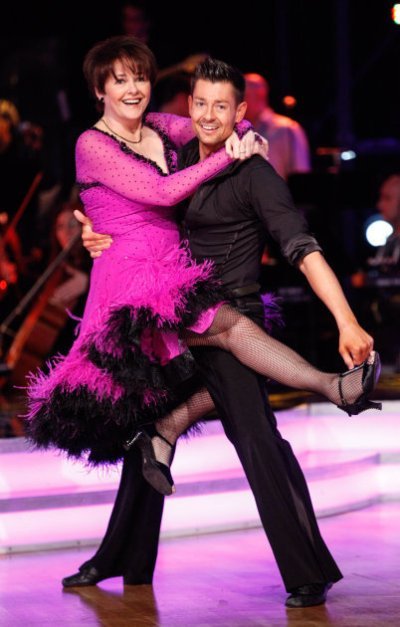 Florian Gschaider nimmt Monika Salzer bei den Dancing Stars "auf den Arm" - Foto: (c) ORF - MILENKO BADZIC