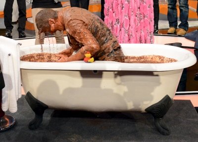 Markus Lanz badet in Kakao bei "Wetten, dass..?" -Foto: (c) ZDF - Sascha Baumann