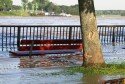 Bank im Hochwasser - Aktuelles Foto von Alexandra H. / pixelio.de