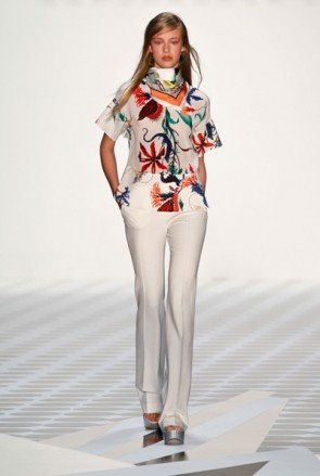 Das gleiche Muster als Kombination mit Weiß pur bei Schumacher Fashion Week Berlin für Sommer-Mode 2014 - 2