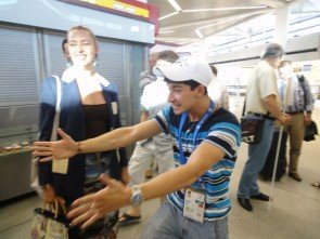 Sergey Tatarenko freut sich über die Kleinen am Flughafen