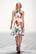 Tropische Blumen-Muster auf Weiß bei Schumacher Fashion Week Berlin für Sommer-Mode 2014 - 1