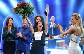 "Wetten, dass..?" - Wett-Königin Nina Kaimer - v.l.n.r. Regina Grafunder (Wette "ABBA"), Ralf Grafunder (Wette "ABBA"), Alexander Jarc (Wette "Jetski"), Nina Kaimer (Wette "Buchstabensalat"), Boris Becker, Michelle Hunziker - Foto: ZDF, Sascha Baumann