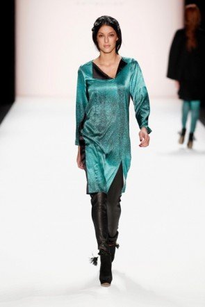Kleid in Aquamarin (?) von Anja Gockel - MB Fashion Week Berlin Januar 2014 - 07 - Model Rebecca Mir