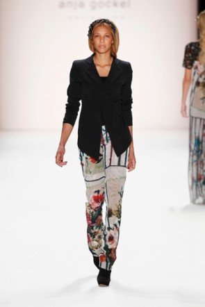 Nochmal Blumen-Muster - hier als Hose - von Anja Gockel - MB Fashion Week Berlin Januar 2014 - 09