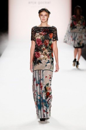 Große Blumen-Muster bei Anja Gockel auch im Herbst 2014 - Winter 2015 modisch - Fashion Week Berlin Januar 2014 -10