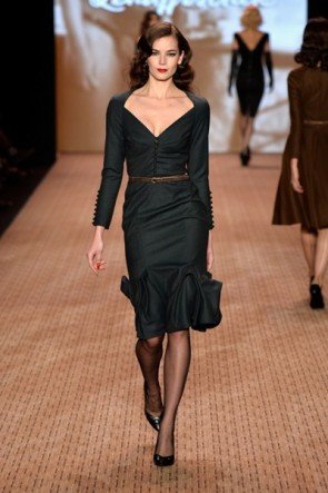 Schwarzes Kleid mit dominantem Ausschnitt - oft gesehen bei Lena Hoschek - MB Fashion Week Berlin Januar 2014 - 10