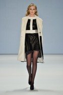 Weißer Mantel von Rebekka Ruetz MB Fashion Week Berlin Januar 2014 - 02