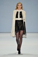 Weißer Mantel von Rebekka Ruetz MB Fashion Week Berlin Januar 2014 - 02