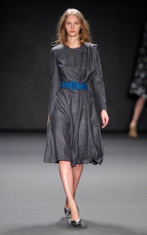 Schlichtes Kleid von Alena Akhmadullina zur Fashion Week Berlin Januar 2014 - 09