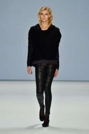 Robuste Pullover-Kombi von Rebekka Ruetz MB Fashion Week Berlin Januar 2014 - 09