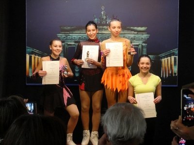 Eiskunstlauf Nachwuchs U 15 Mädchen - Kleiner Berliner Bär 2014 - v.l.n.r. Sabina Ahmetov, Victoria Lange, Emily Hoppe, Felina Czyczykowski