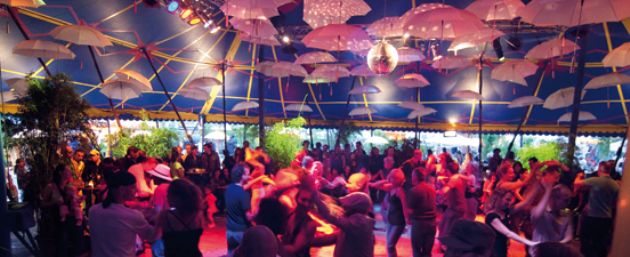 Tanzen in der ‘tanzbar’ auf dem Tollwood Festival München - Foto: © Petr Neuberger
