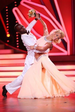 Hans Sarpei – Kathrin Menzinger bei Let's dance 2015 – Foto: © RTL – Stefan Gregorowius