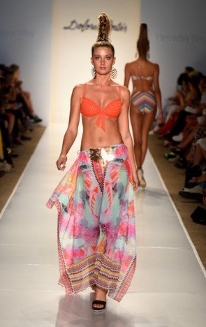 Bikini mit Strandtuch von Dolores Cortes MB Fashion Week Miami Swim 2015 - Photo by Frazer Harrison/Getty Images for Mercedes-Benz