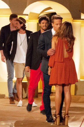 Das rote Kleid vom 22.7.2015 von Alisa von hinten - Bachelorette 2015 - Foto: © RTL – Armanda Claro