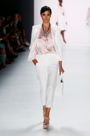 Frühjahr-Sommer-Mode 2016 von Guido Maria Kretschmer zur Fashion Week Berlin Juli 2015 - 31