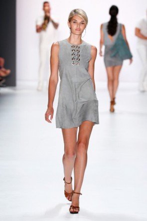 Hellgrau Sommer-Mode 2016 von Riani - Fashion Week Berlin Juli 2015 - Luisa Hartema