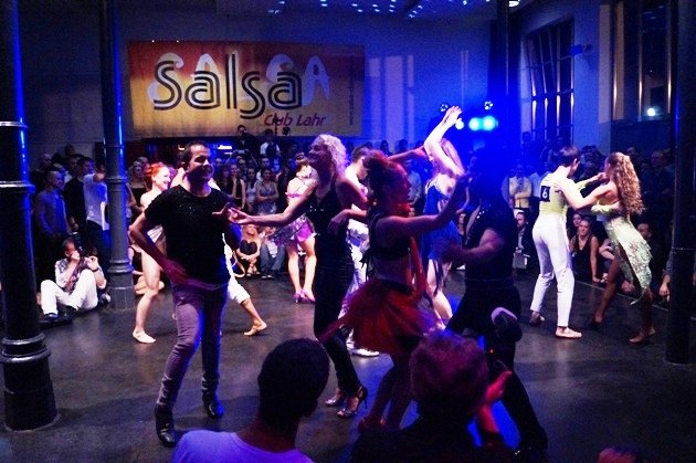 Süd-Deutsche Salsa-Meisterschaft 2015 - Gruppentanz der Salsa-Paare im Finale - Foto: (c) Salsango - Karsten Heimberger
