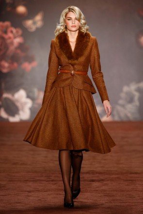 Lena Hoschek Kostüm Herbst-Winter-Mode 2016-2017 Berlin Fashion Week Januar 2016 - 07