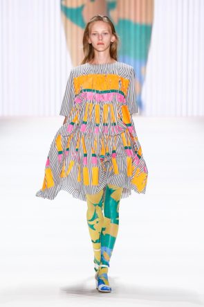 Bunte Mode von Wataru Tominaga auf der Mercedes-Benz Fashion Week Berlin Juni 2016 - 04