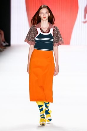 Bunte Mode von Wataru Tominaga auf der Mercedes-Benz Fashion Week Berlin Juni 2016 - 08