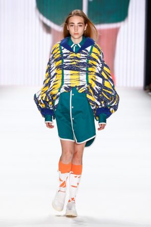 Bunte Mode von Wataru Tominaga auf der Mercedes-Benz Fashion Week Berlin Juni 2016 - 12