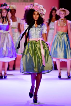 Dirndl Mode Frühjahr-Sommer 2017 von Sportalm - 1