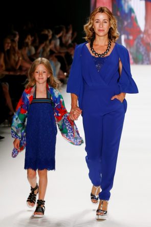 Modefarbe Blau in der Riani Frühjahr-Sommer-Mode 2017 zur Fashion Week Berlin 2016 - 1