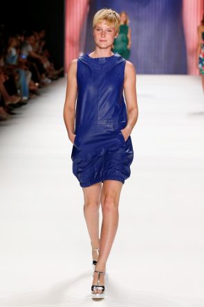 Modefarbe Blau in der Riani Frühjahr-Sommer-Mode 2017 zur Fashion Week Berlin 2016 - 2